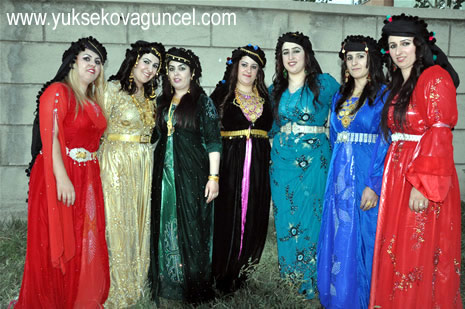 Yüksekova'da 25-26 Ağustos 2012'de dünya evine giren çiftlerimizi sizlerler için sayfamıza taşıdık. Yüksekova Güncel Ailesi olarak tüm çitflerimize mutluluklar dileriz