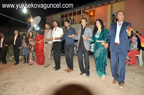 Yüksekova'da 25-26 Ağustos 2012'de dünya evine giren çiftlerimizi sizlerler için sayfamıza taşıdık. Yüksekova Güncel Ailesi olarak tüm çitflerimize mutluluklar dileriz