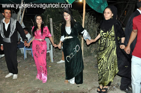 Yüksekova'da 25-26 Ağustos 2012'de dünya evine giren çiftlerimizi sizlerler için sayfamıza taşıdık. Yüksekova Güncel Ailesi olarak tüm çitflerimize mutluluklar dileriz