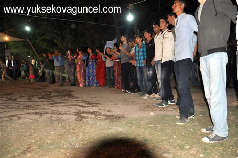 Yüksekova'da 25-26 Ağustos 2012'de dünya evine giren çiftlerimizi sizlerler için sayfamıza taşıdık. Yüksekova Güncel Ailesi olarak tüm çitflerimize mutluluklar dileriz