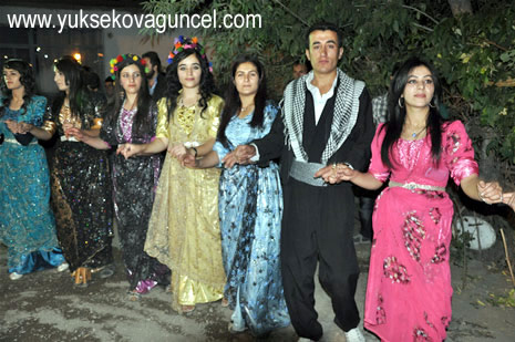 Yüksekova'da 25-26 Ağustos 2012'de dünya evine giren çiftlerimizi sizlerler için sayfamıza taşıdık. Yüksekova Güncel Ailesi olarak tüm çitflerimize mutluluklar dileriz