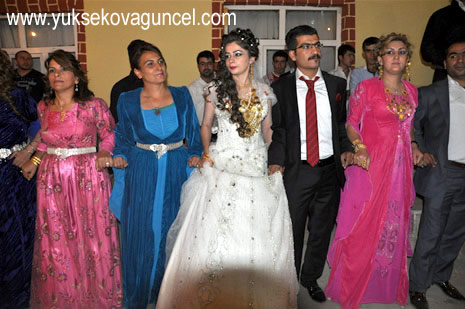 Yüksekova'da 25-26 Ağustos 2012'de dünya evine giren çiftlerimizi sizlerler için sayfamıza taşıdık. Yüksekova Güncel Ailesi olarak tüm çitflerimize mutluluklar dileriz