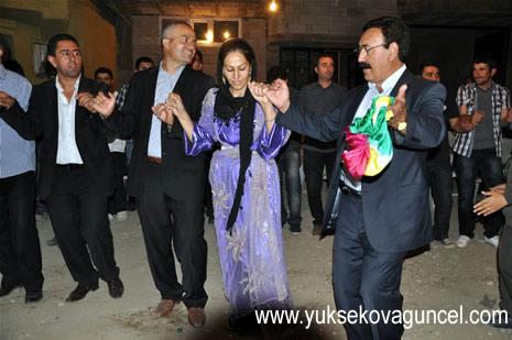 Yüksekova'da 25-26 Ağustos 2012'de dünya evine giren çiftlerimizi sizlerler için sayfamıza taşıdık. Yüksekova Güncel Ailesi olarak tüm çitflerimize mutluluklar dileriz