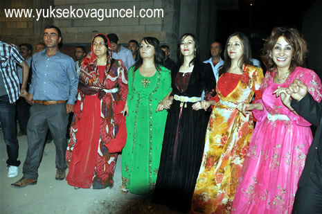 Yüksekova'da 25-26 Ağustos 2012'de dünya evine giren çiftlerimizi sizlerler için sayfamıza taşıdık. Yüksekova Güncel Ailesi olarak tüm çitflerimize mutluluklar dileriz