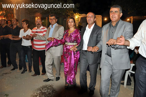 Yüksekova'da 25-26 Ağustos 2012'de dünya evine giren çiftlerimizi sizlerler için sayfamıza taşıdık. Yüksekova Güncel Ailesi olarak tüm çitflerimize mutluluklar dileriz