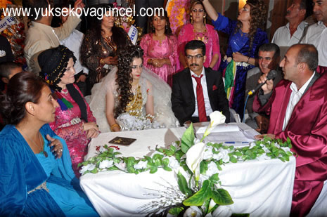 Yüksekova'da 25-26 Ağustos 2012'de dünya evine giren çiftlerimizi sizlerler için sayfamıza taşıdık. Yüksekova Güncel Ailesi olarak tüm çitflerimize mutluluklar dileriz