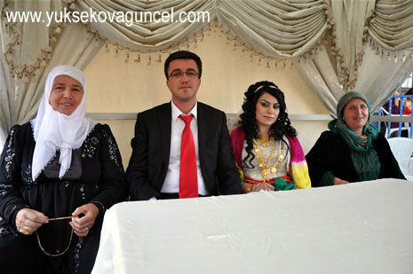 Yüksekova'da 25-26 Ağustos 2012'de dünya evine giren çiftlerimizi sizlerler için sayfamıza taşıdık. Yüksekova Güncel Ailesi olarak tüm çitflerimize mutluluklar dileriz