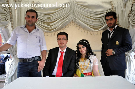 Yüksekova'da 25-26 Ağustos 2012'de dünya evine giren çiftlerimizi sizlerler için sayfamıza taşıdık. Yüksekova Güncel Ailesi olarak tüm çitflerimize mutluluklar dileriz