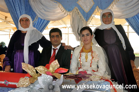 Yüksekova'da 25-26 Ağustos 2012'de dünya evine giren çiftlerimizi sizlerler için sayfamıza taşıdık. Yüksekova Güncel Ailesi olarak tüm çitflerimize mutluluklar dileriz