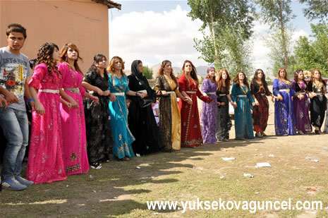 Yüksekova'da 25-26 Ağustos 2012'de dünya evine giren çiftlerimizi sizlerler için sayfamıza taşıdık. Yüksekova Güncel Ailesi olarak tüm çitflerimize mutluluklar dileriz