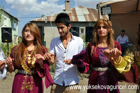 Yüksekova'da 25-26 Ağustos 2012'de dünya evine giren çiftlerimizi sizlerler için sayfamıza taşıdık. Yüksekova Güncel Ailesi olarak tüm çitflerimize mutluluklar dileriz