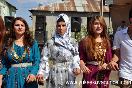 Yüksekova'da 25-26 Ağustos 2012'de dünya evine giren çiftlerimizi sizlerler için sayfamıza taşıdık. Yüksekova Güncel Ailesi olarak tüm çitflerimize mutluluklar dileriz