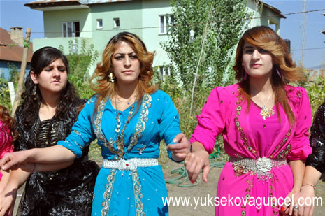 Yüksekova'da 25-26 Ağustos 2012'de dünya evine giren çiftlerimizi sizlerler için sayfamıza taşıdık. Yüksekova Güncel Ailesi olarak tüm çitflerimize mutluluklar dileriz