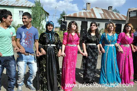 Yüksekova'da 25-26 Ağustos 2012'de dünya evine giren çiftlerimizi sizlerler için sayfamıza taşıdık. Yüksekova Güncel Ailesi olarak tüm çitflerimize mutluluklar dileriz