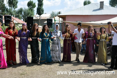 Yüksekova'da 25-26 Ağustos 2012'de dünya evine giren çiftlerimizi sizlerler için sayfamıza taşıdık. Yüksekova Güncel Ailesi olarak tüm çitflerimize mutluluklar dileriz