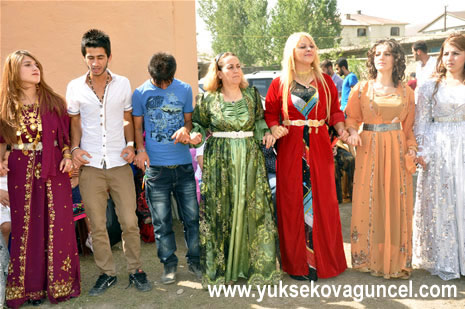 Yüksekova'da 25-26 Ağustos 2012'de dünya evine giren çiftlerimizi sizlerler için sayfamıza taşıdık. Yüksekova Güncel Ailesi olarak tüm çitflerimize mutluluklar dileriz