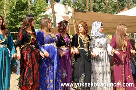 Yüksekova'da 25-26 Ağustos 2012'de dünya evine giren çiftlerimizi sizlerler için sayfamıza taşıdık. Yüksekova Güncel Ailesi olarak tüm çitflerimize mutluluklar dileriz