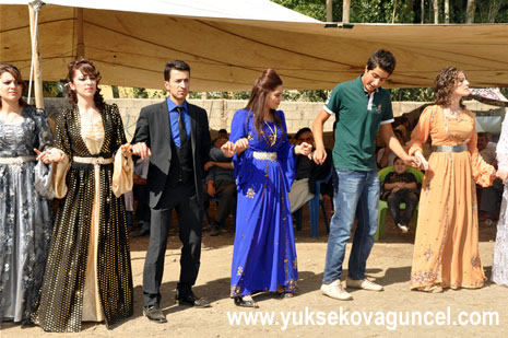 Yüksekova'da 25-26 Ağustos 2012'de dünya evine giren çiftlerimizi sizlerler için sayfamıza taşıdık. Yüksekova Güncel Ailesi olarak tüm çitflerimize mutluluklar dileriz