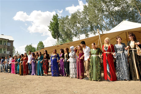 Yüksekova'da 25-26 Ağustos 2012'de dünya evine giren çiftlerimizi sizlerler için sayfamıza taşıdık. Yüksekova Güncel Ailesi olarak tüm çitflerimize mutluluklar dileriz