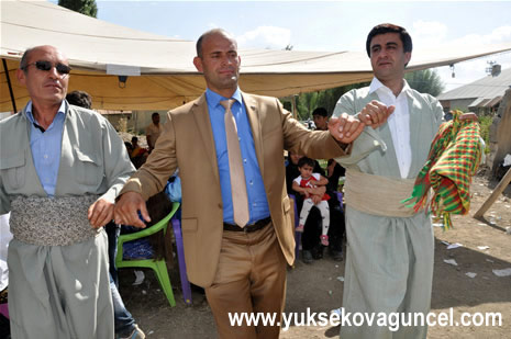 Yüksekova'da 25-26 Ağustos 2012'de dünya evine giren çiftlerimizi sizlerler için sayfamıza taşıdık. Yüksekova Güncel Ailesi olarak tüm çitflerimize mutluluklar dileriz