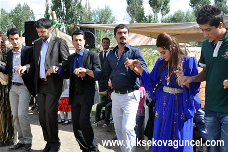 Yüksekova'da 25-26 Ağustos 2012'de dünya evine giren çiftlerimizi sizlerler için sayfamıza taşıdık. Yüksekova Güncel Ailesi olarak tüm çitflerimize mutluluklar dileriz