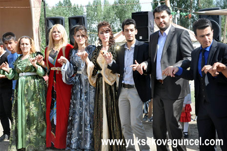 Yüksekova'da 25-26 Ağustos 2012'de dünya evine giren çiftlerimizi sizlerler için sayfamıza taşıdık. Yüksekova Güncel Ailesi olarak tüm çitflerimize mutluluklar dileriz