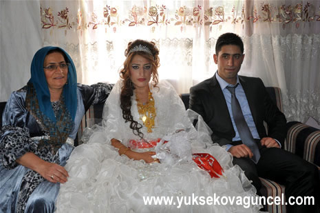 Yüksekova'da 25-26 Ağustos 2012'de dünya evine giren çiftlerimizi sizlerler için sayfamıza taşıdık. Yüksekova Güncel Ailesi olarak tüm çitflerimize mutluluklar dileriz