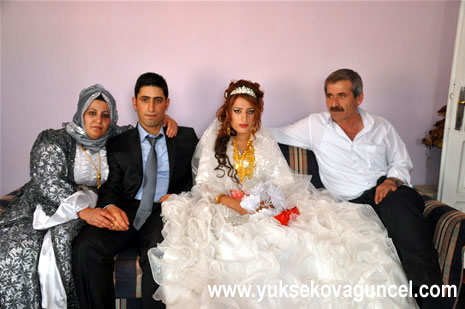 Yüksekova'da 25-26 Ağustos 2012'de dünya evine giren çiftlerimizi sizlerler için sayfamıza taşıdık. Yüksekova Güncel Ailesi olarak tüm çitflerimize mutluluklar dileriz