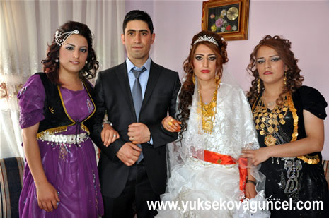 Yüksekova'da 25-26 Ağustos 2012'de dünya evine giren çiftlerimizi sizlerler için sayfamıza taşıdık. Yüksekova Güncel Ailesi olarak tüm çitflerimize mutluluklar dileriz