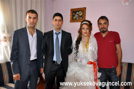 Yüksekova'da 25-26 Ağustos 2012'de dünya evine giren çiftlerimizi sizlerler için sayfamıza taşıdık. Yüksekova Güncel Ailesi olarak tüm çitflerimize mutluluklar dileriz