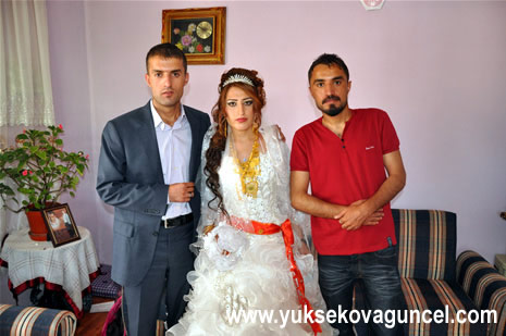 Yüksekova'da 25-26 Ağustos 2012'de dünya evine giren çiftlerimizi sizlerler için sayfamıza taşıdık. Yüksekova Güncel Ailesi olarak tüm çitflerimize mutluluklar dileriz