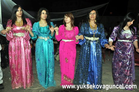 Yüksekova'da 25-26 Ağustos 2012'de dünya evine giren çiftlerimizi sizlerler için sayfamıza taşıdık. Yüksekova Güncel Ailesi olarak tüm çitflerimize mutluluklar dileriz