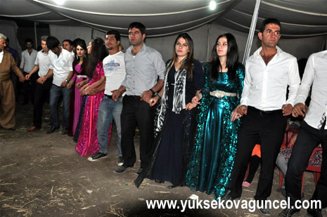 Yüksekova'da 25-26 Ağustos 2012'de dünya evine giren çiftlerimizi sizlerler için sayfamıza taşıdık. Yüksekova Güncel Ailesi olarak tüm çitflerimize mutluluklar dileriz