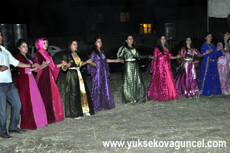 Yüksekova'da 25-26 Ağustos 2012'de dünya evine giren çiftlerimizi sizlerler için sayfamıza taşıdık. Yüksekova Güncel Ailesi olarak tüm çitflerimize mutluluklar dileriz