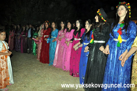 Yüksekova'da 25-26 Ağustos 2012'de dünya evine giren çiftlerimizi sizlerler için sayfamıza taşıdık. Yüksekova Güncel Ailesi olarak tüm çitflerimize mutluluklar dileriz