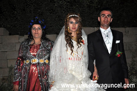 Yüksekova'da 25-26 Ağustos 2012'de dünya evine giren çiftlerimizi sizlerler için sayfamıza taşıdık. Yüksekova Güncel Ailesi olarak tüm çitflerimize mutluluklar dileriz