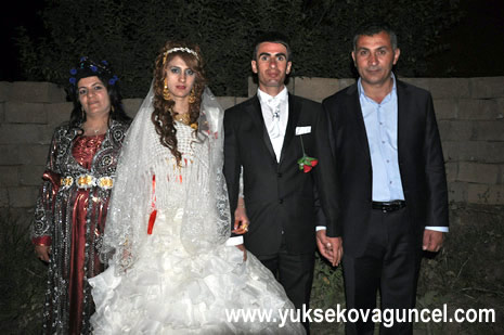 Yüksekova'da 25-26 Ağustos 2012'de dünya evine giren çiftlerimizi sizlerler için sayfamıza taşıdık. Yüksekova Güncel Ailesi olarak tüm çitflerimize mutluluklar dileriz