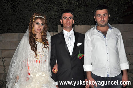 Yüksekova'da 25-26 Ağustos 2012'de dünya evine giren çiftlerimizi sizlerler için sayfamıza taşıdık. Yüksekova Güncel Ailesi olarak tüm çitflerimize mutluluklar dileriz