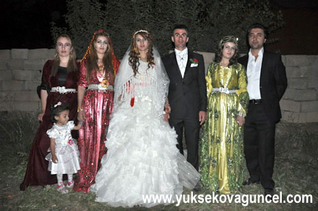 Yüksekova'da 25-26 Ağustos 2012'de dünya evine giren çiftlerimizi sizlerler için sayfamıza taşıdık. Yüksekova Güncel Ailesi olarak tüm çitflerimize mutluluklar dileriz