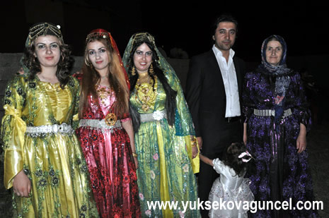 Yüksekova'da 25-26 Ağustos 2012'de dünya evine giren çiftlerimizi sizlerler için sayfamıza taşıdık. Yüksekova Güncel Ailesi olarak tüm çitflerimize mutluluklar dileriz