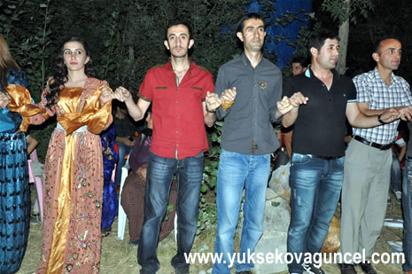 Yüksekova'da 25-26 Ağustos 2012'de dünya evine giren çiftlerimizi sizlerler için sayfamıza taşıdık. Yüksekova Güncel Ailesi olarak tüm çitflerimize mutluluklar dileriz