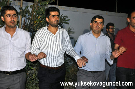 Yüksekova'da 25-26 Ağustos 2012'de dünya evine giren çiftlerimizi sizlerler için sayfamıza taşıdık. Yüksekova Güncel Ailesi olarak tüm çitflerimize mutluluklar dileriz