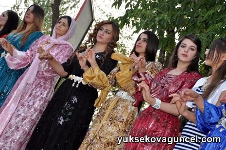 Yüksekova'da 01-02-Eylül 2012'de dünya evine giren çiftlerimizi sizlerler için sayfamıza taşıdık. Yüksekova Güncel Ailesi olarak tüm çitflerimize mutluluklar dileriz. Fotoğraf & Görüntü: Yaşar KAPLAN