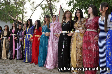 Yüksekova'da 01-02-Eylül 2012'de dünya evine giren çiftlerimizi sizlerler için sayfamıza taşıdık. Yüksekova Güncel Ailesi olarak tüm çitflerimize mutluluklar dileriz. Fotoğraf & Görüntü: Yaşar KAPLAN