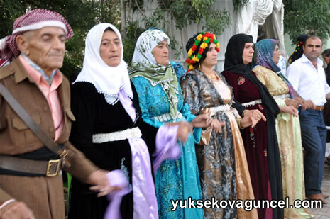 Yüksekova'da 01-02-Eylül 2012'de dünya evine giren çiftlerimizi sizlerler için sayfamıza taşıdık. Yüksekova Güncel Ailesi olarak tüm çitflerimize mutluluklar dileriz. Fotoğraf & Görüntü: Yaşar KAPLAN