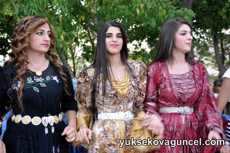 Yüksekova'da 01-02-Eylül 2012'de dünya evine giren çiftlerimizi sizlerler için sayfamıza taşıdık. Yüksekova Güncel Ailesi olarak tüm çitflerimize mutluluklar dileriz. Fotoğraf & Görüntü: Yaşar KAPLAN