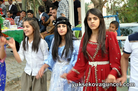 Yüksekova'da 01-02-Eylül 2012'de dünya evine giren çiftlerimizi sizlerler için sayfamıza taşıdık. Yüksekova Güncel Ailesi olarak tüm çitflerimize mutluluklar dileriz. Fotoğraf & Görüntü: Yaşar KAPLAN