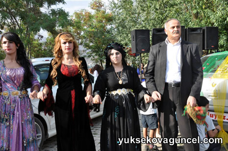 Yüksekova'da 01-02-Eylül 2012'de dünya evine giren çiftlerimizi sizlerler için sayfamıza taşıdık. Yüksekova Güncel Ailesi olarak tüm çitflerimize mutluluklar dileriz. Fotoğraf & Görüntü: Yaşar KAPLAN