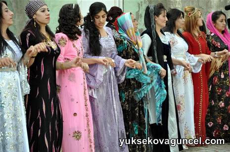 Yüksekova'da 01-02-Eylül 2012'de dünya evine giren çiftlerimizi sizlerler için sayfamıza taşıdık. Yüksekova Güncel Ailesi olarak tüm çitflerimize mutluluklar dileriz. Fotoğraf & Görüntü: Yaşar KAPLAN