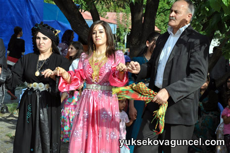 Yüksekova'da 01-02-Eylül 2012'de dünya evine giren çiftlerimizi sizlerler için sayfamıza taşıdık. Yüksekova Güncel Ailesi olarak tüm çitflerimize mutluluklar dileriz. Fotoğraf & Görüntü: Yaşar KAPLAN
